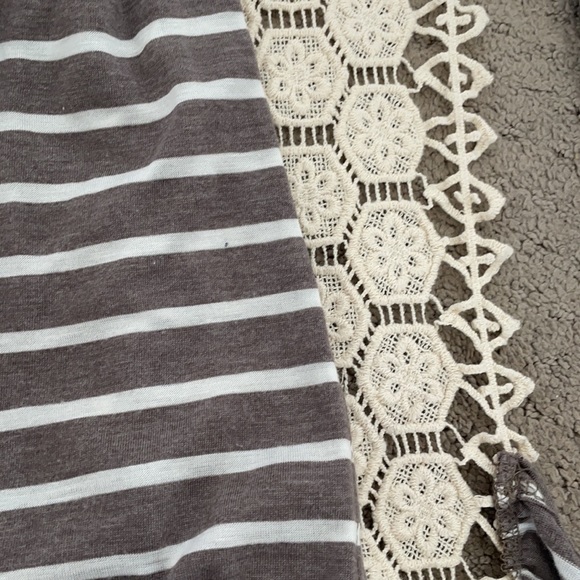 Lace/Stripe Vest - Picture 6 of 7